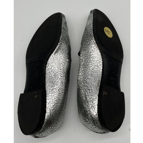 Chanel Re-Soled Fall 2015 Silver Leather Floral Charm Appliqué Loafer sz 38.5 - Picture 5 of 7